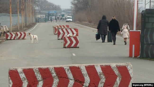 КПВВ «Каланчак» – люди перетинають адмінмежу з Кримом