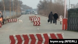 КПВВ Каланчак – люди перетинають адмінмежу у напрямку Криму