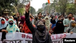 „Joggal és büszkén viselünk hidzsábot” – Diáktüntetések Indiában