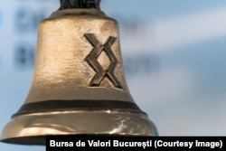 Clopotul de la Bursa de Valori București anunță încheierea tranzacțiilor.