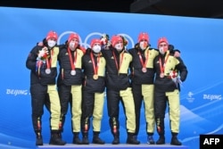  Йоханес Лохнер и Флориан Бауер (отляво надясно) театралничат със сребърните си медали до първенците Франческо Фридрих и Торстен Маргис, както и бронзовите медалисти Кристоф Хафер и Матиас Зомер. 