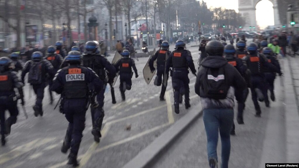 Policia duke vrapuar pas protestuesve në rrugën Champs-Elysees në Paris. Protestuesit kërkuan t'iu jepet fund masave kufizuese, që kanë qëllim frenimin e përhapjes së koronavirusit. (Reuters)