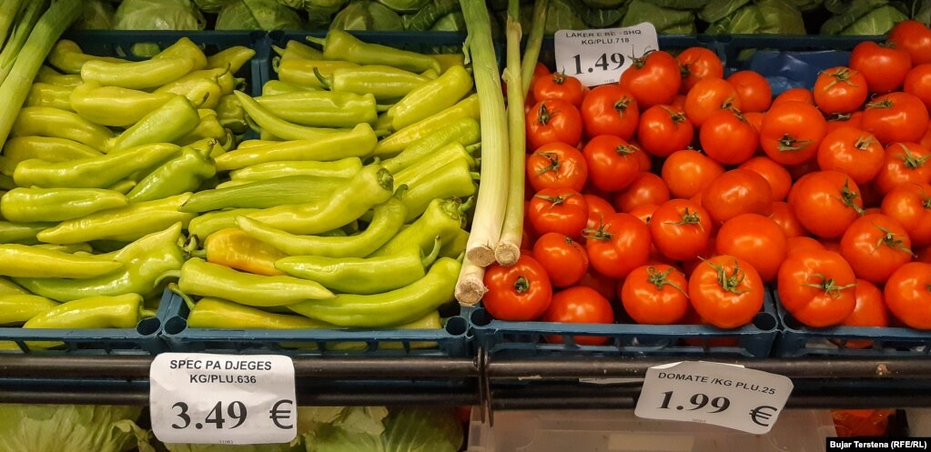 Çmimi i specave pa djegës për kilogram në një dyqan ushqimor në Prishtinë është 3.49 euro. Sipas të dhënave të Agjencisë së Statistikave të Kosovës, në muajin shkurt të vitit 2021, çmimi mesatar i këtij produkti kishte qenë 2.14 euro.