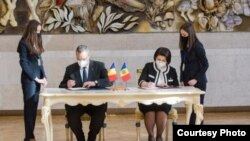 Premierii Moldovei și României, Natalia Gavrilița și Nicolae Ciucă, au semnat mai multe acorduri la ședința comună a guvernelor lor care a avut loc la Chișinău în 11 februarie 2022.