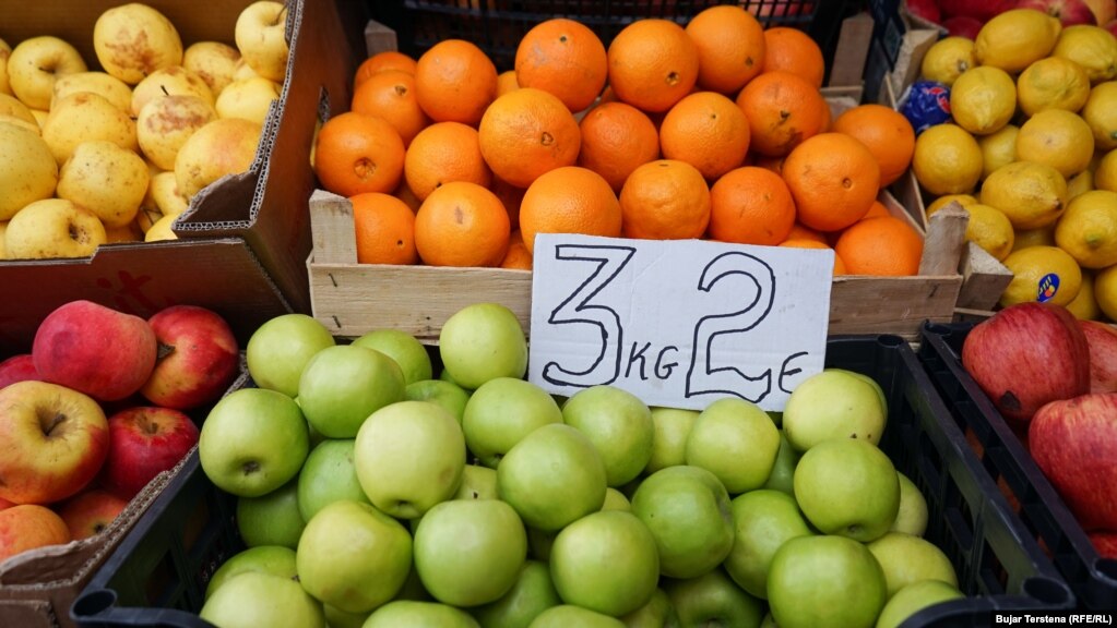 Përveç çmimeve fikse për molla, ka edhe oferta të tilla, sikurse kjo në Tregun e Gjelbër, ku 3 kilogramë të këtij lloji të mollës mund të blihen për 2 euro.