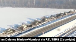 15 - fevral kuni Ukraina chegarasidan qaytayotgani aytilgan Rossiya tanklari.