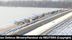 Moskva kaže da pomiče trupe s ukrajinske granice nakon završetka vojnih vježbi. Ruski tenkovi se vraćaju na svoja stalna raspoređena mjesta, na nepoznatoj lokaciji u Rusiji, 15. februara 2022. 