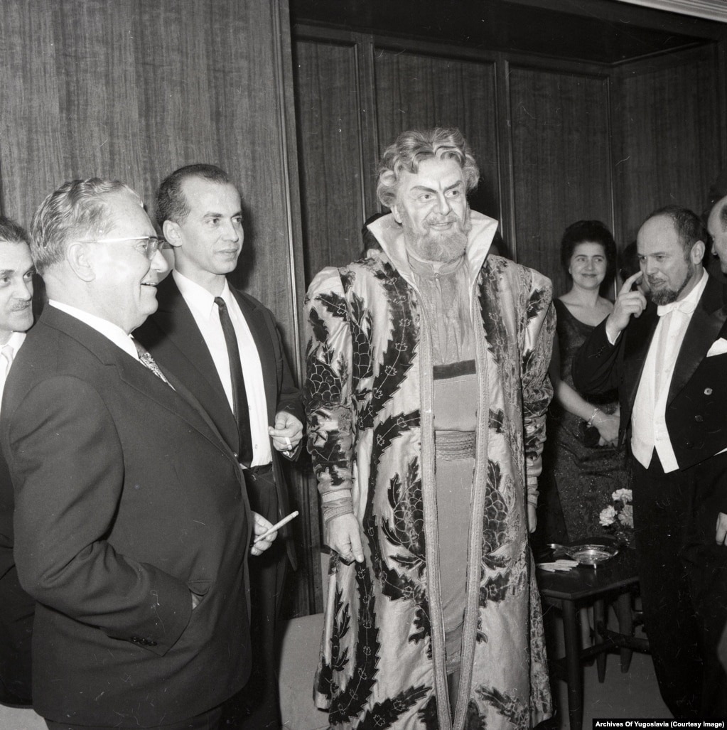 Тито беседует с руководством Югославского национального театра и актерами после спектакля в 1968 году.