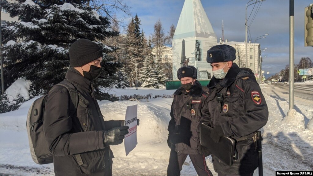Një protestues në mbështetje të aktivistit rus kundër korrupsionit, Aleksei Navalny, para se të arrestohej, në qytetin verior të Arkangelskut, në Rusi, më 13 shkurt.