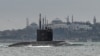 Російський підводний човен класу Kilo на тлі Стамбула, фото ілюстративне
