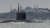 Российская подлодка "Ростов-на-Дону" в Босфорском проливе по пути в Черное море, 13 февраля 2022 года. Фото: AFP