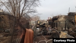 Сгоревший дом в Жезказгане. Оставшиеся в поселке жители заявляют, что дома и хозпостройки поджигаются намеренно с целью оказать на них давление. В поселках хозяйничают мародеры, действия которых, по словам местных, остаются безнаказанными