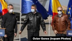 Про це Єнс Столтенберг (ліворуч) заявив 11 лютого під час візиту з президентом Румунії Клаусом Йоханнісом (у центрі) на авіабазу «Міхаїл Когальнічану» на узбережжі Чорного моря
