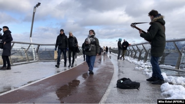 Overlooking the Dniepr River, and stretching between St. Volodymyr Hill and the People's Friendship Arch, the 3-year-old Glass Bridge is a popular destination for tourists and buskers.