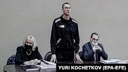 Алексей Навальный и его адвокаты во время выездного судебного заседания в исправительной колонии N2 в Покрове, Владимирская область, Россия, 15 февраля 2022 года 