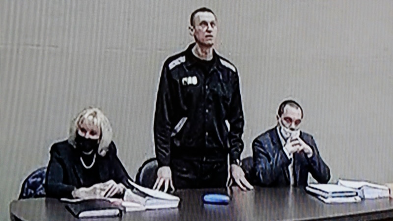 ЕС в годовщину покушения на Навального призвал освободить его