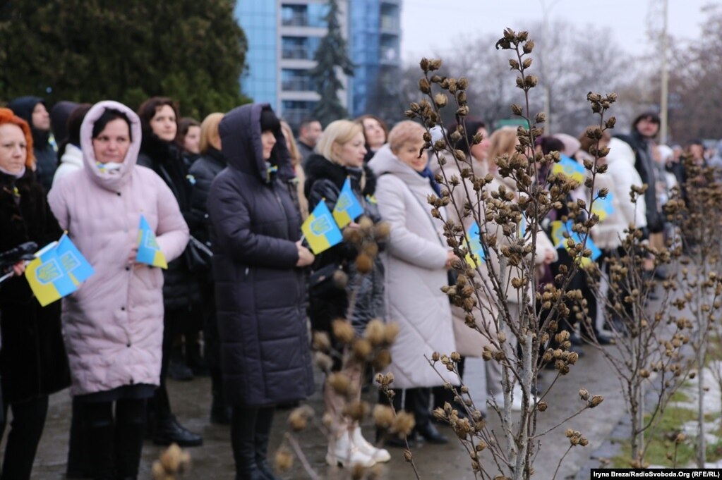 Більшість учасників були з українською символікою – прапорами або синьо-жовтими стрічками на одязі