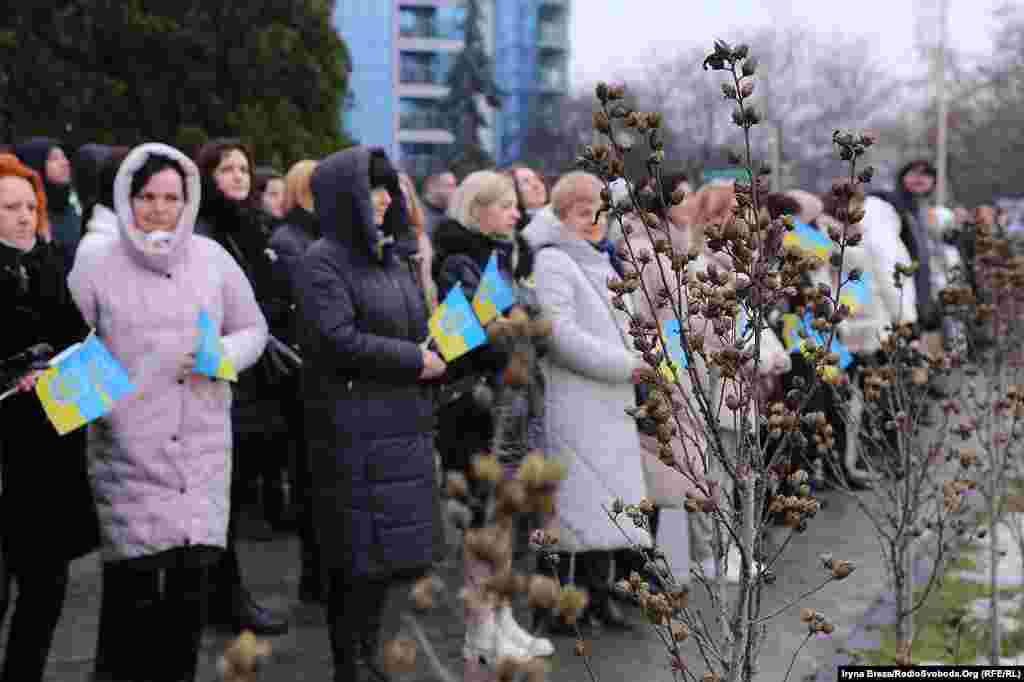 Більшість учасників були з українською символікою &ndash; прапорами або синьо-жовтими стрічками на одязі