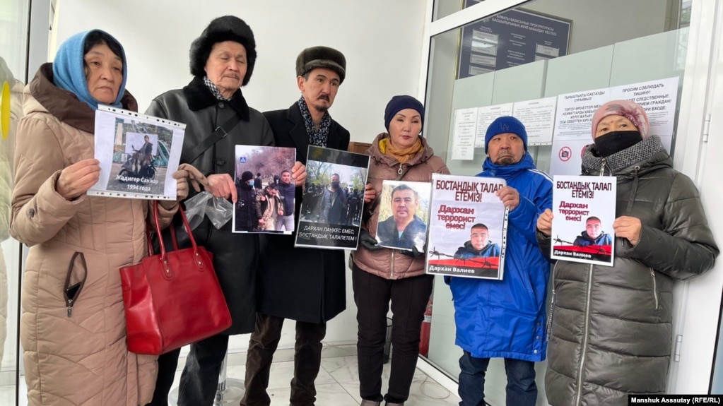 Активисты требуют освободить задержанного в связи с январскими событиями Дархана Уалиева. Алматы, 16 февраля 2022 года