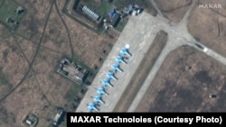 Російські літаки Су-34 незадовго до вторгнення в Україну, база в Краснодарському краї