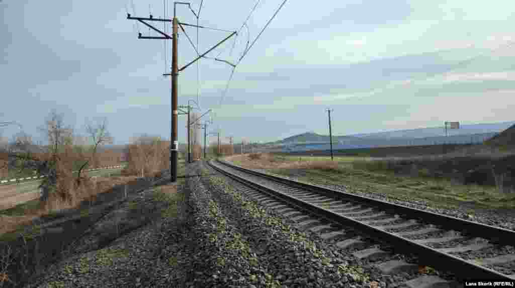 Вдоль села проходит железная дорога, где есть платформа &laquo;1501 км&raquo;, на которой останавливаются электропоезда