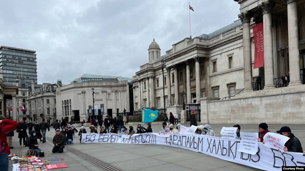 Акция на Трафальгарской площади в Лондоне в поддержку траурного митинга в Алматы. 13 февраля 2022 года