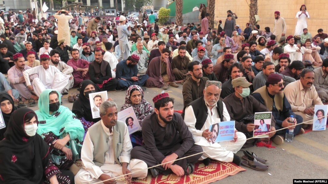په کراچۍ کې د پښتون ژغورنې غورځنګ په احتجاجي پرلت کې د غورځنګ پر مشر منظور پشتين او نورو غړيو سربېره د لادرکه کړل شويو بلوڅانو خپلوانو هم ګډون وکړ.