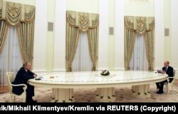 شولتس و پوتین، دو سوی میز مذاکرات مسکو در نیمه فوریه امسال