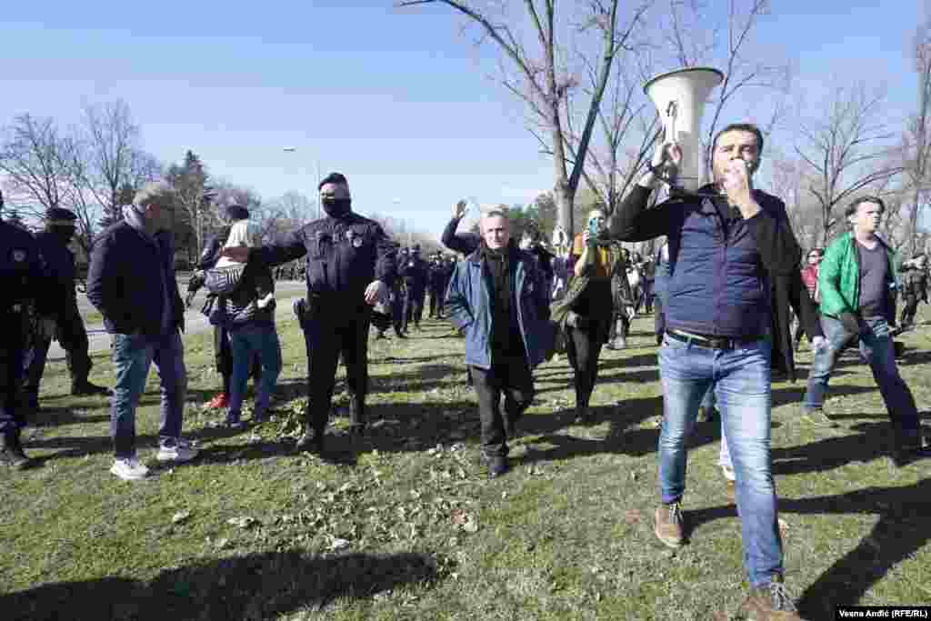 Policija je blokirala pristup zgradi Palate Srbije gde su demonstranti pokušali da priđu