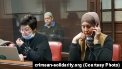 Адвокаты Эмине Авамилева (слева) и Лиля Гемеджи (справа) со своим подзащитным Зекирьей Мураттовым в зале суда, Ростов-на-Дону