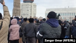 Траурная акция в разгаре. Алматы, 13 января 2022 года