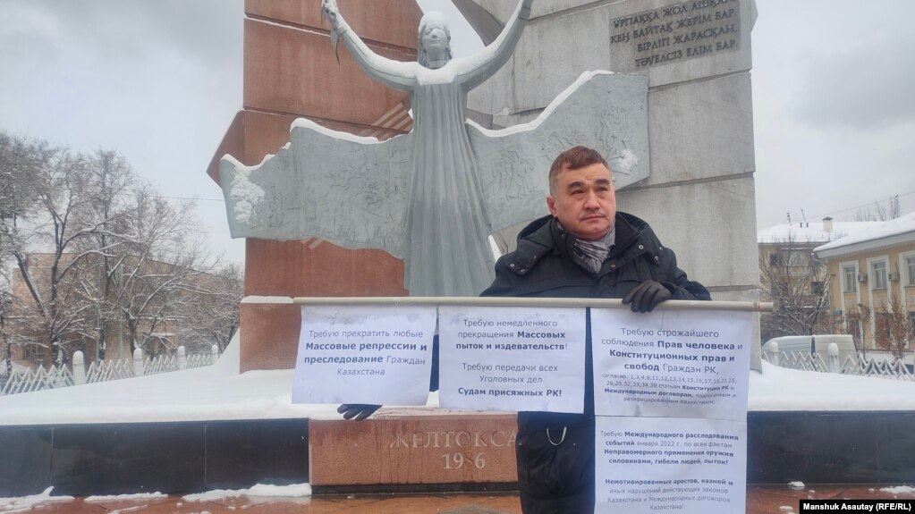 Активист Абай Ерекенов во время одиночного пикета у монумента «Тәуелсіздік таңы» («Рассвет свободы») в Алматы. 15 февраля 2022 года