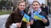 Більшість учасників були з українською символікою &ndash; прапорами або синьо-жовтими стрічками на одязі