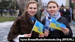 День єднання в Ужгороді: об'єдналися через соцмережі і створили «живий ланцюг» (фоторепортаж)
