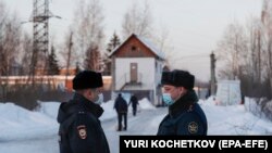  Пазачи пред Изправителна колония №2, където Навални излежава присъда и където се води новото дело против него 
