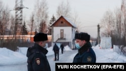 Пазачи пред Изправителна колония №2, където Навални излежава присъда и където се води новото дело срещу него