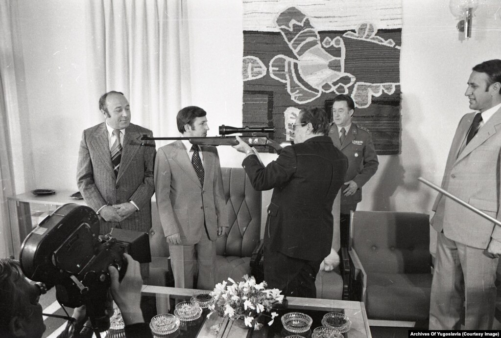 Тито смотрит в прицел охотничьего ружья, подаренного ему делегацией из Бугойно в современной Боснии и Герцеговине в апреле 1978 года.