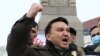 Алматыдағы митинг кезінде сөйлеп тұрған Нұржан Әлтаев. 13 ақпан 2022 жыл.