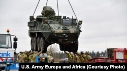 Vehicule blindate Stryker desfășurate în Germania, imagine de arhivă.