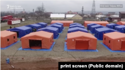 O astfel de tabără ar trebui ridicată în județele din nordul României pentru a adăposti eventualii refugiați din Ucraina. Imagine generică cu o tabără mobilă ISU. 