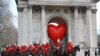 Članovi konjice prolaze pored Wellington Archa i velikog srca na Dan zaljubljenih u Londonu, Velika Britanija, 14. februara 2022.