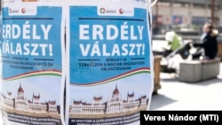 Amagyarországi országgyűlési választáson való részvételre buzdító plakát Csíkszereda sétálóutcáján 2018-ban