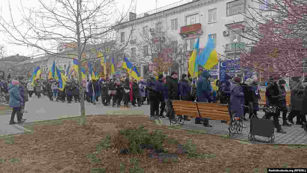 В Бердянську сотні людей несли маленькі прапорці та великі стяги