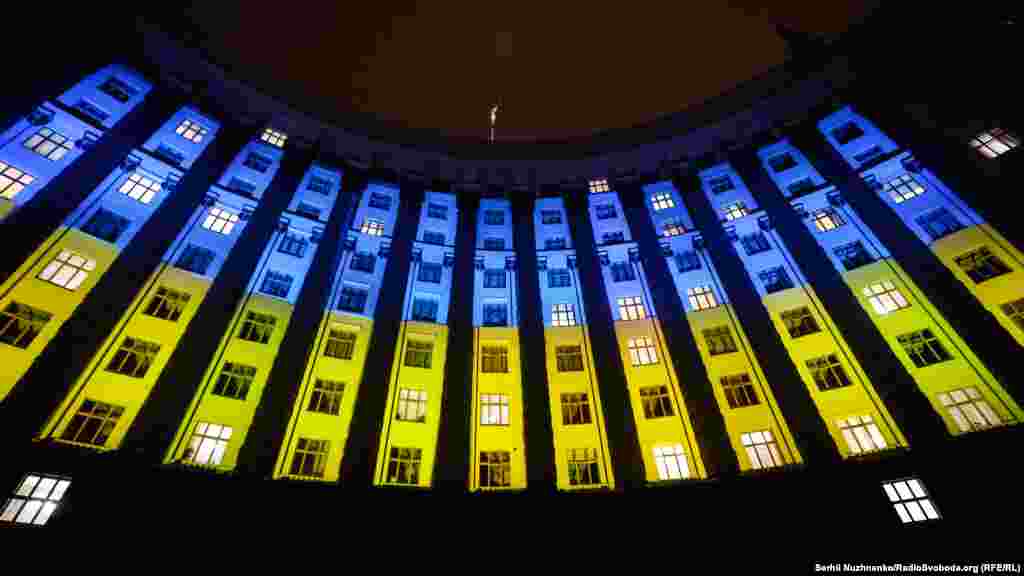 Clădirea cabinetului de miniștri al Ucrainei este iluminată în culorile drapelului ucrainean de Ziua Națională a Unității la Kiev, pe 16 februarie.&nbsp;