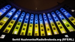 Ndërtesa e Qeverisë ukrainase në Kiev e ndriçuar me ngjyrat e flamurit ukrianas. Shkurt, 2022. 