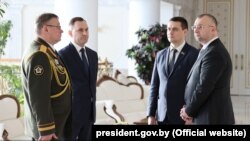 Андрэй Іванец (другі справа) пасьля прызначэньня новым міністрам адукацыі 10 лютага