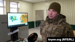 Іван Шевцов показує роботу рентгено-телевізійного інтроскопу на КПВВ Каланчак