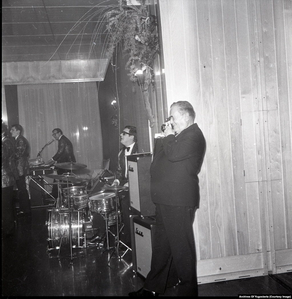 Тито фотографирует танцующих на вечеринке в 1970-х.
