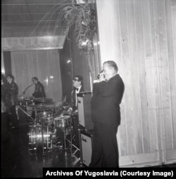 Tito a táncparkettet fényképezi egy partin a hetvenes években