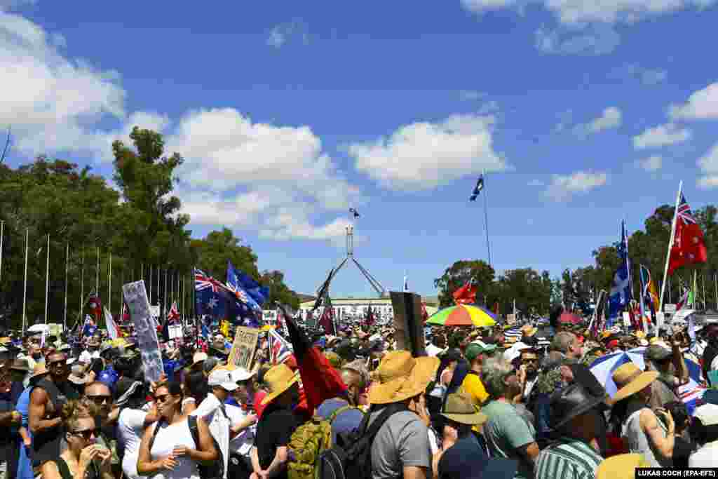 Акція протесту &laquo;Конвой до Канберри&raquo; біля будівлі парламенту в Канберрі, Австралія, 12 лютого 2022 року. Тисячі людей зібралися, щоб висловити свою незгоду з вакцинацією проти COVID-19